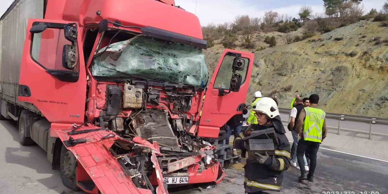 Kütahya’da tır ile kamyon çarpıştı, sıkışan sürücüyü itfaiye kurtardı