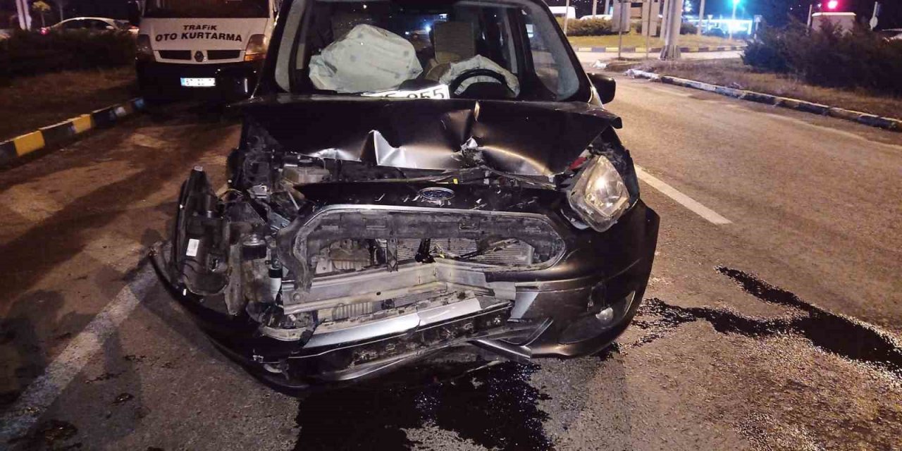 Kırmızı ışık ihlali kaza getirdi: 2 yaralı