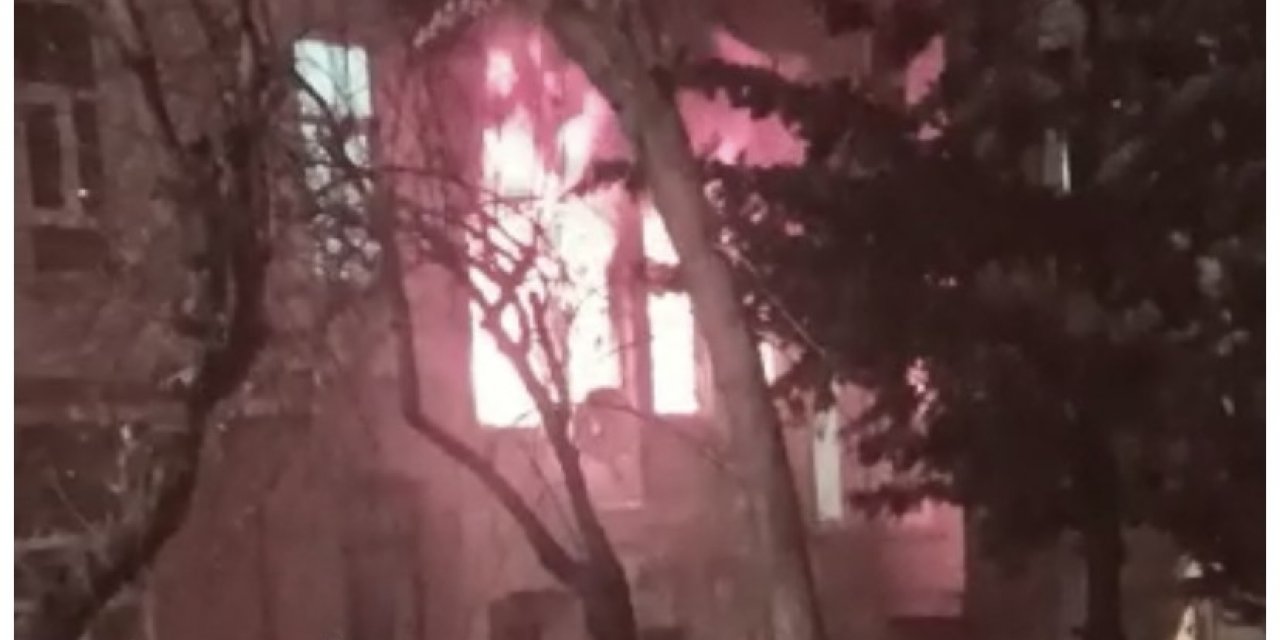 Beyoğlu’nda korkutan yangın: Mahsur kalan 2 kişiyi itfaiye ekipleri kurtardı