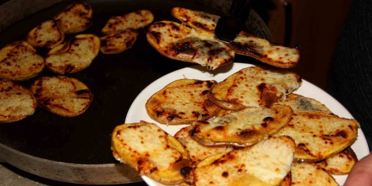 Erzincan’da kış gecelerinin vazgeçilmez lezzeti kaşarlı patates