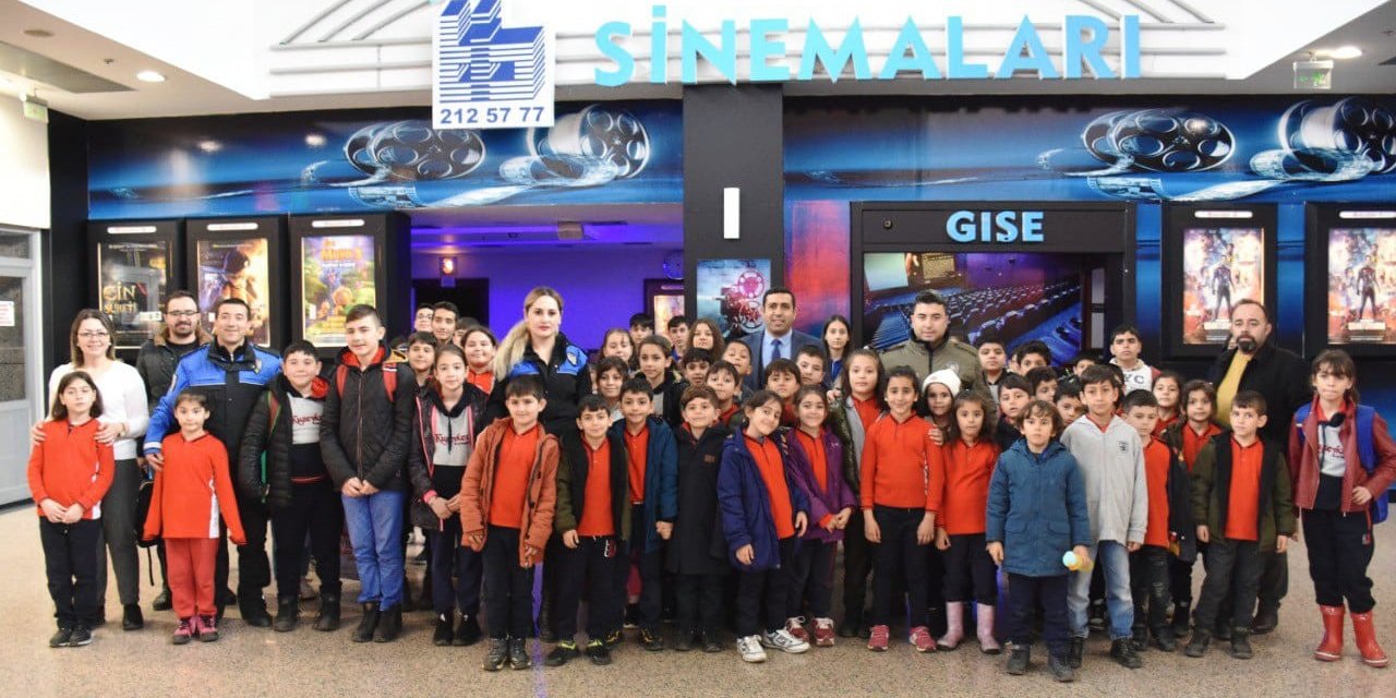 Polis ekipleri depremzede çocuklara sinema filmi izledi