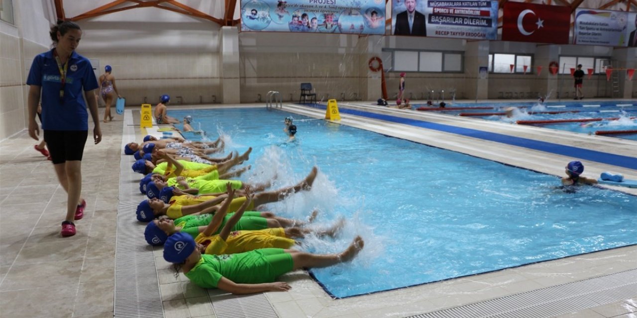 Depremzede çocuklara yüzme eğitimi