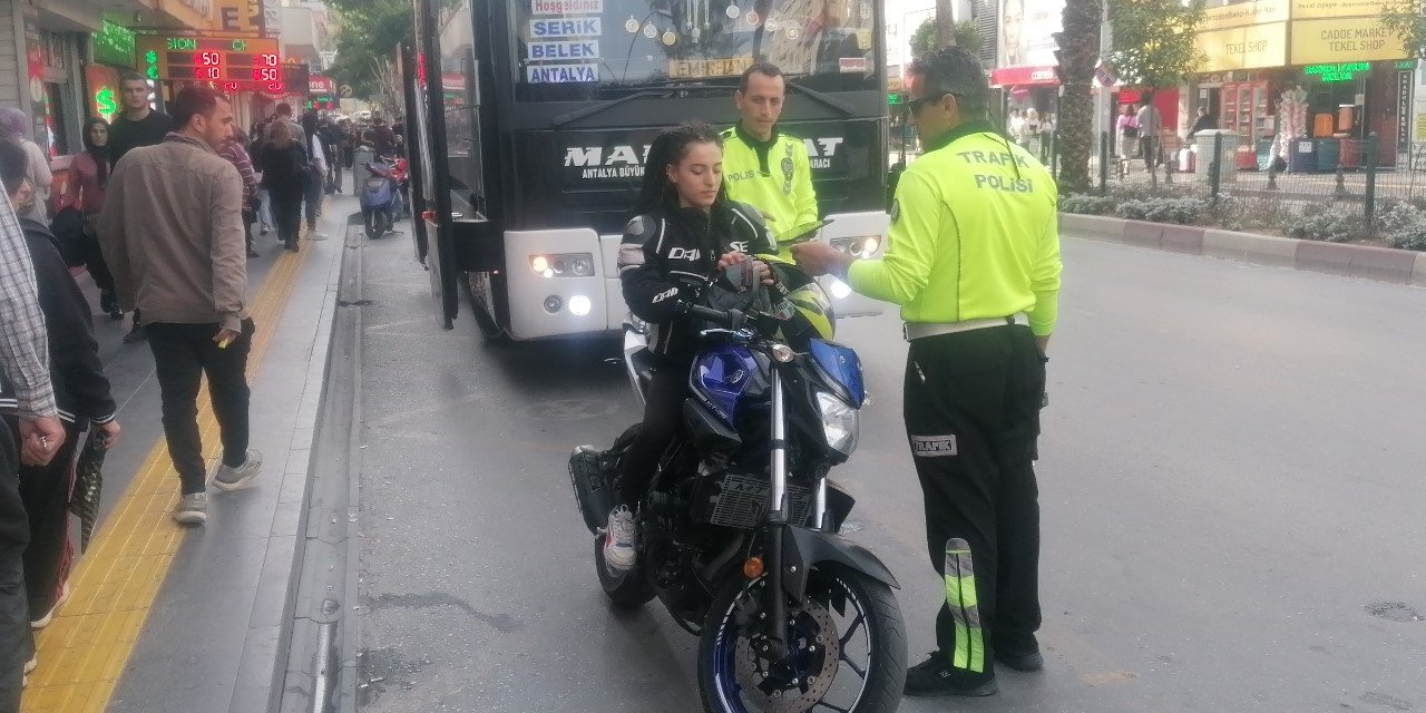 Kaskı kafası yerine koluna taktı, ilk kez ceza yiyince polislerle fotoğraf çektirmek istedi