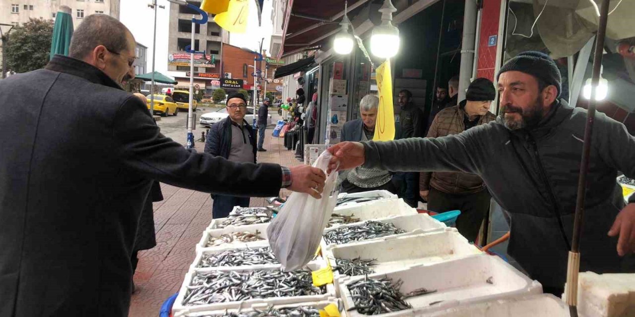 Hamside halk günü yaptı, 10 TL’den satışa çıkardı