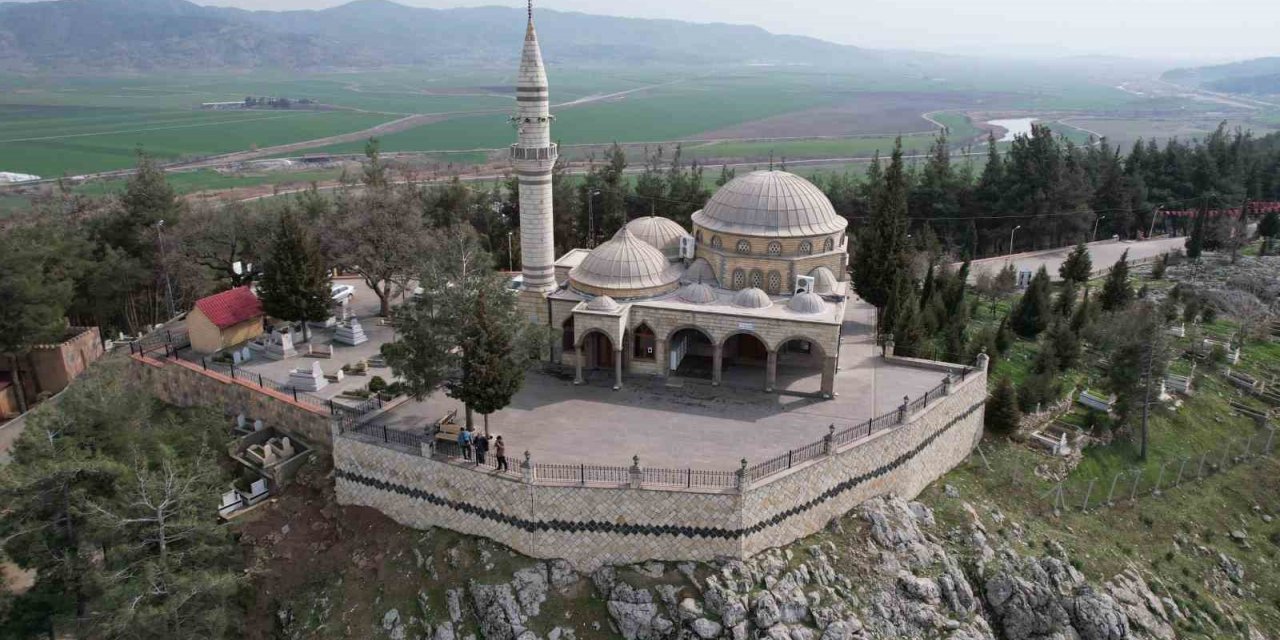 Hz Malik Bin Ejder türbesi dimdik ayakta