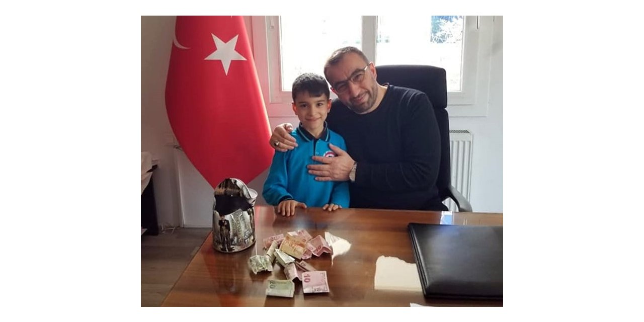 İlkokul öğrencisi kumbarasındaki parayı depremzedeler için bağışladı