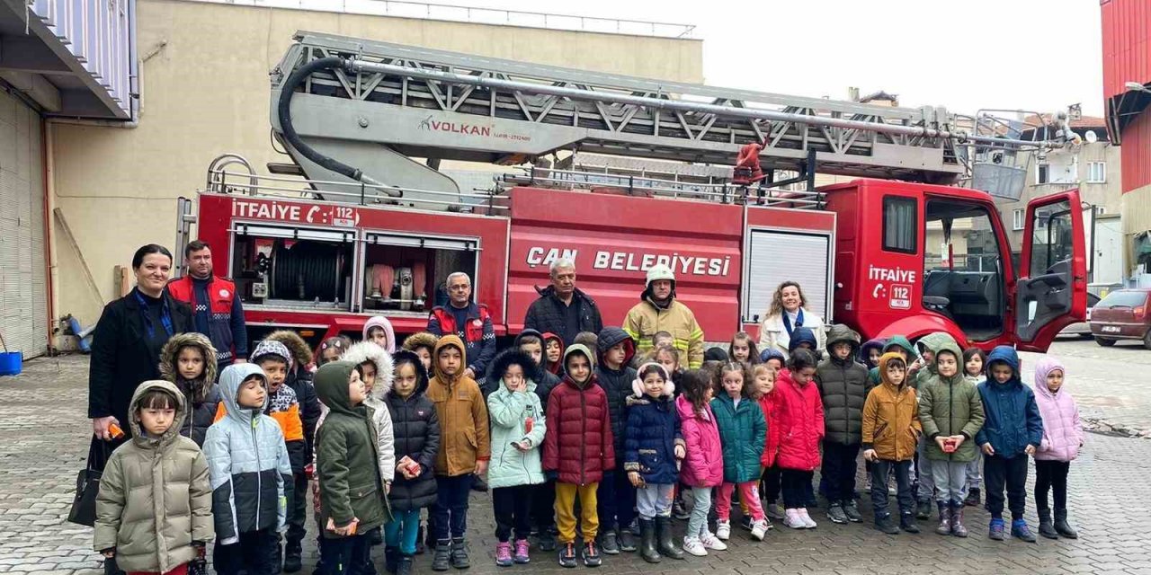 Minik öğrencilerin İtfaiye gezisi heyecanı
