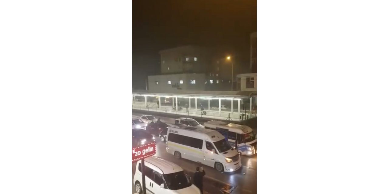 Asker konvoyu yapan gençler trafiği durma noktasına getirdi