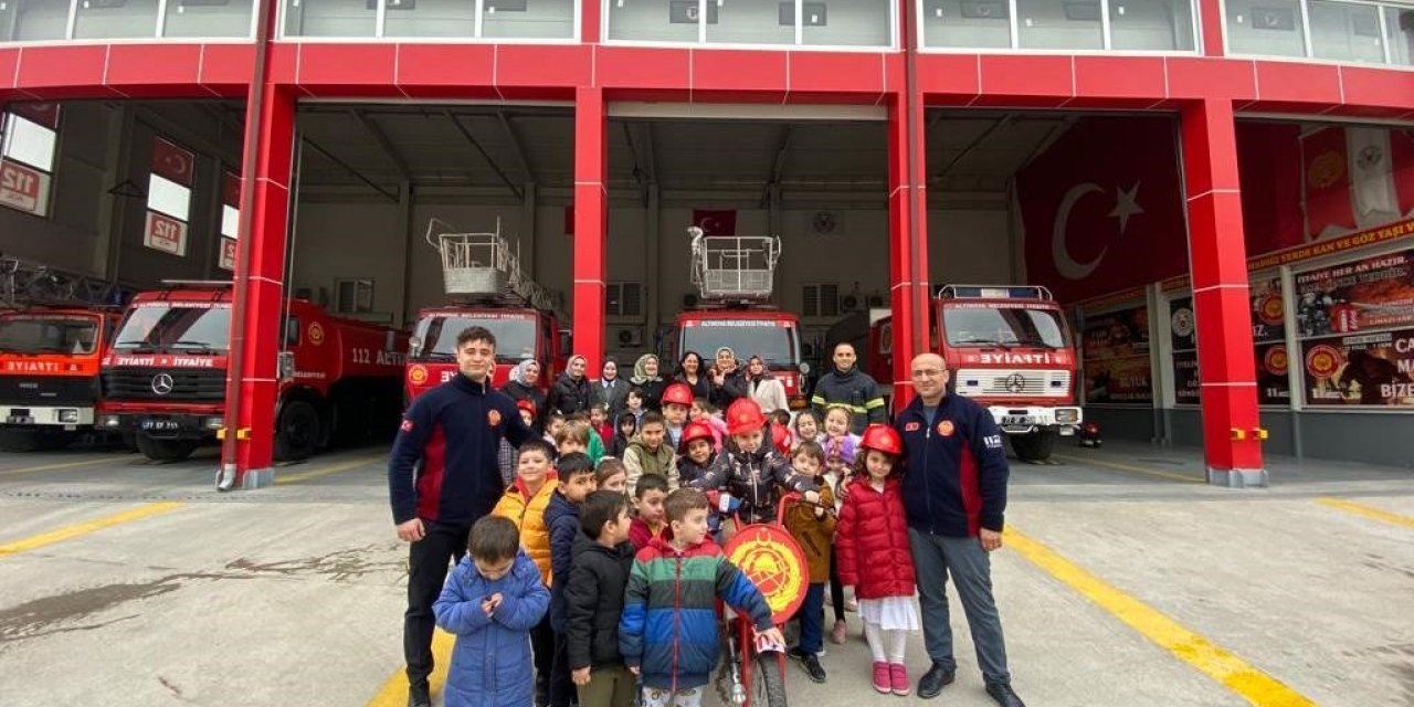 Minik itfaiyeciler eğlenerek öğreniyorlar