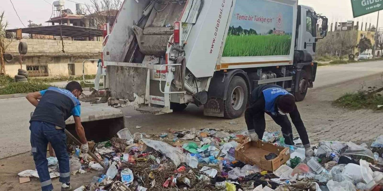 Siirt Belediyesi temizlik ekibi Hatay’da çöpleri topluyor