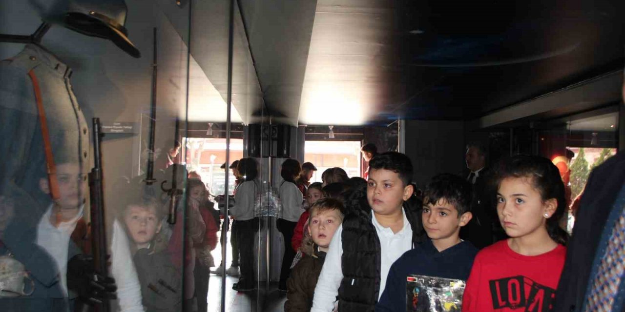 Çanakkale Savaşları Mobil Müzesi’ni ziyaret eden öğrenciler duygu dolu anlar yaşadı