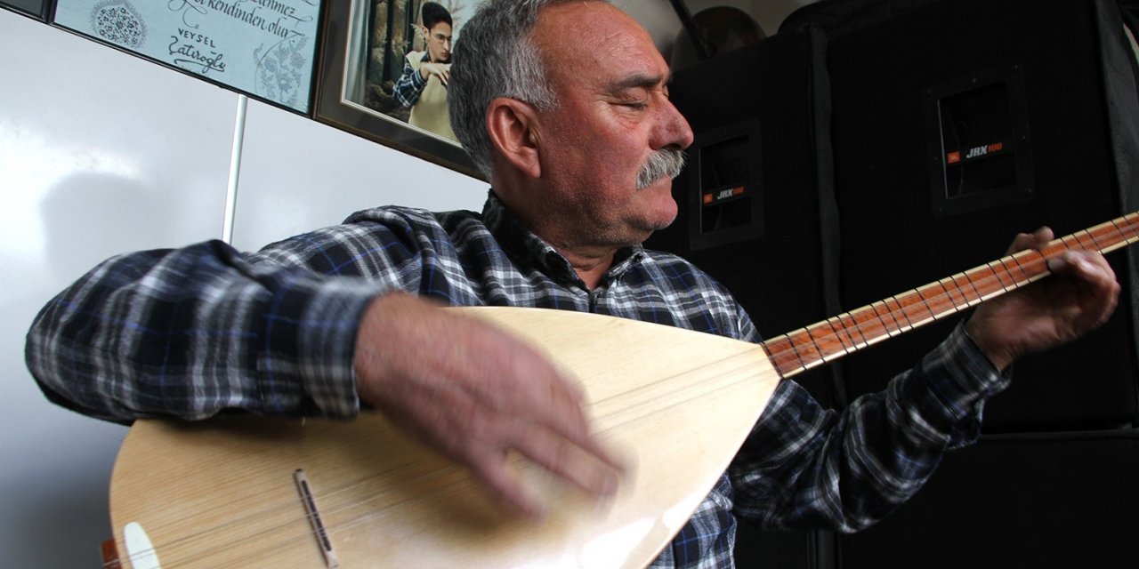 Mahalli sanatçı kendi yazdığı eseriyle duygulandırdı