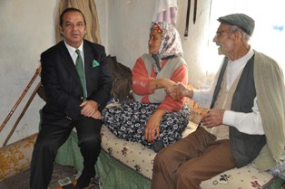 Yaşlı aşıklara kaymakamdan ziyaret