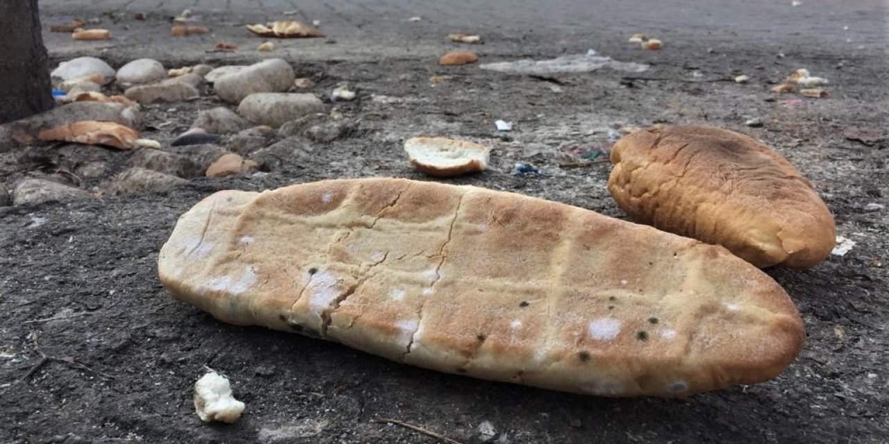 Sokaklardaki ekmek parçaları