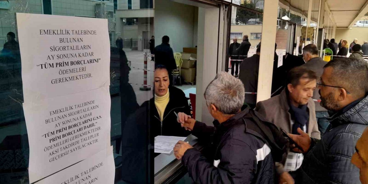 EYT’liler için Bursa’da örnek uygulama...Kurum dışına masa kurdular, kuyruğu bitirdiler