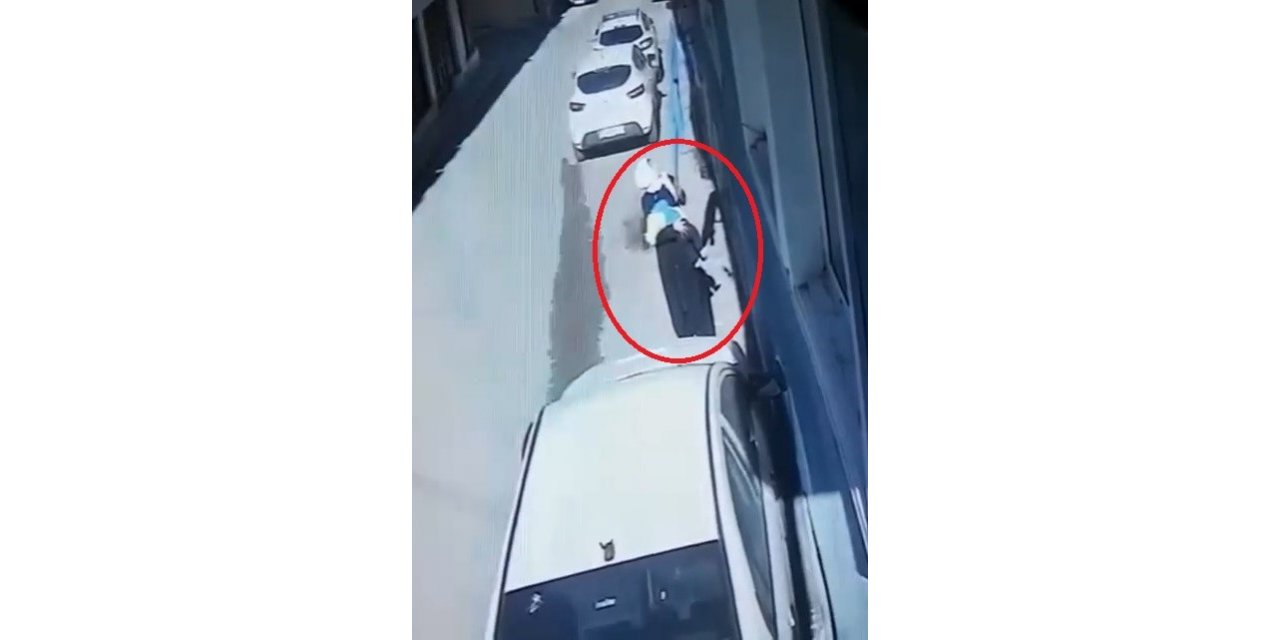 Kucağındaki bebeğe aldırmadan battaniye çalan şahıs kameralara yakalandı