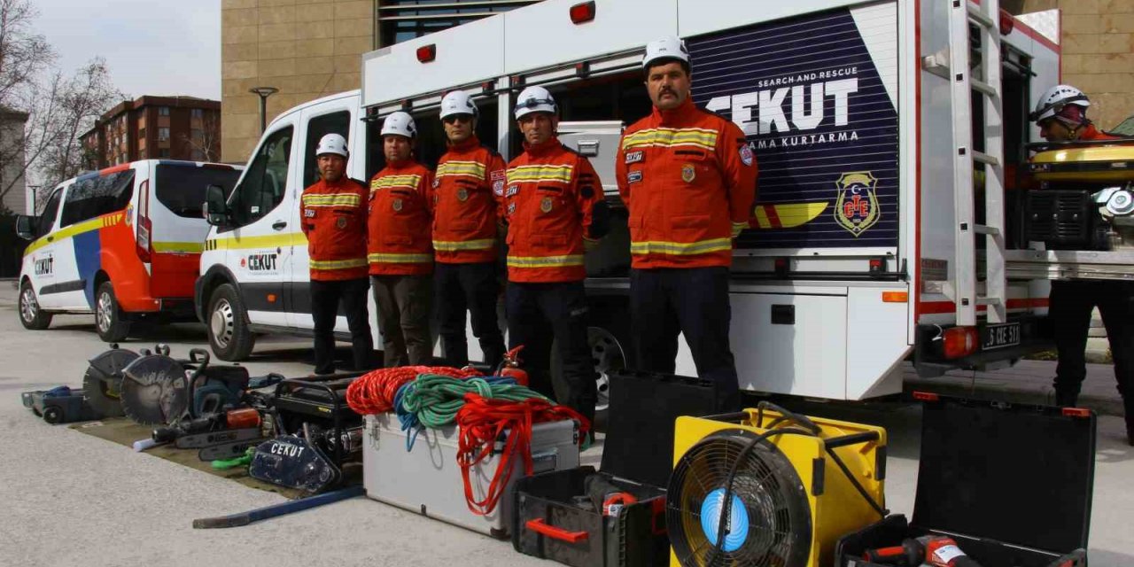 Enkazdan 40 kişiyi kurtaran CEKUT ekipleri yaşadıklarını anlattı