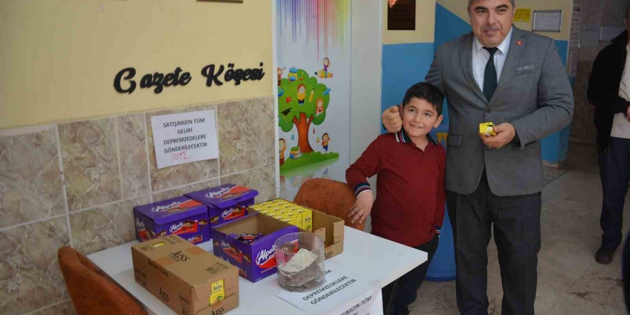 Kurduğu minik kantinde sattığı ürünleri depremzedelere bağışladı