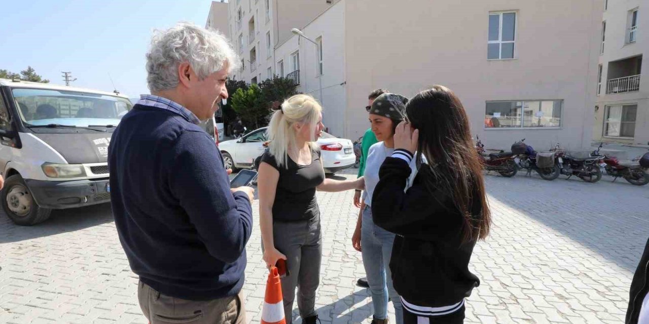Rektör Özkan depremzede öğrencileri Hatay’da ziyaret etti