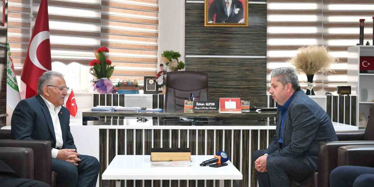 Büyükkılıç, Bünyan’dan hem istişare toplantısı yaptı hem de depremzedeleri ziyaret etti