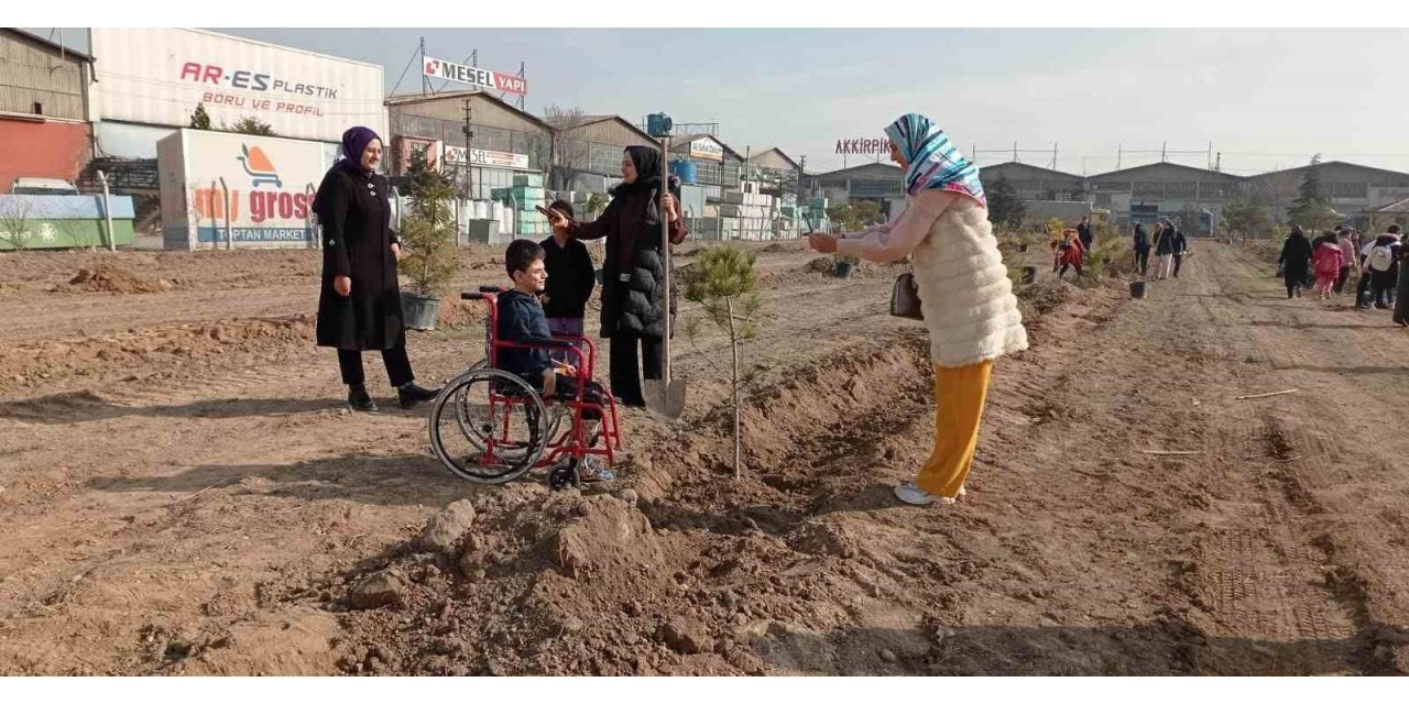 Özel öğrenciler Karatay’da fidan dikti