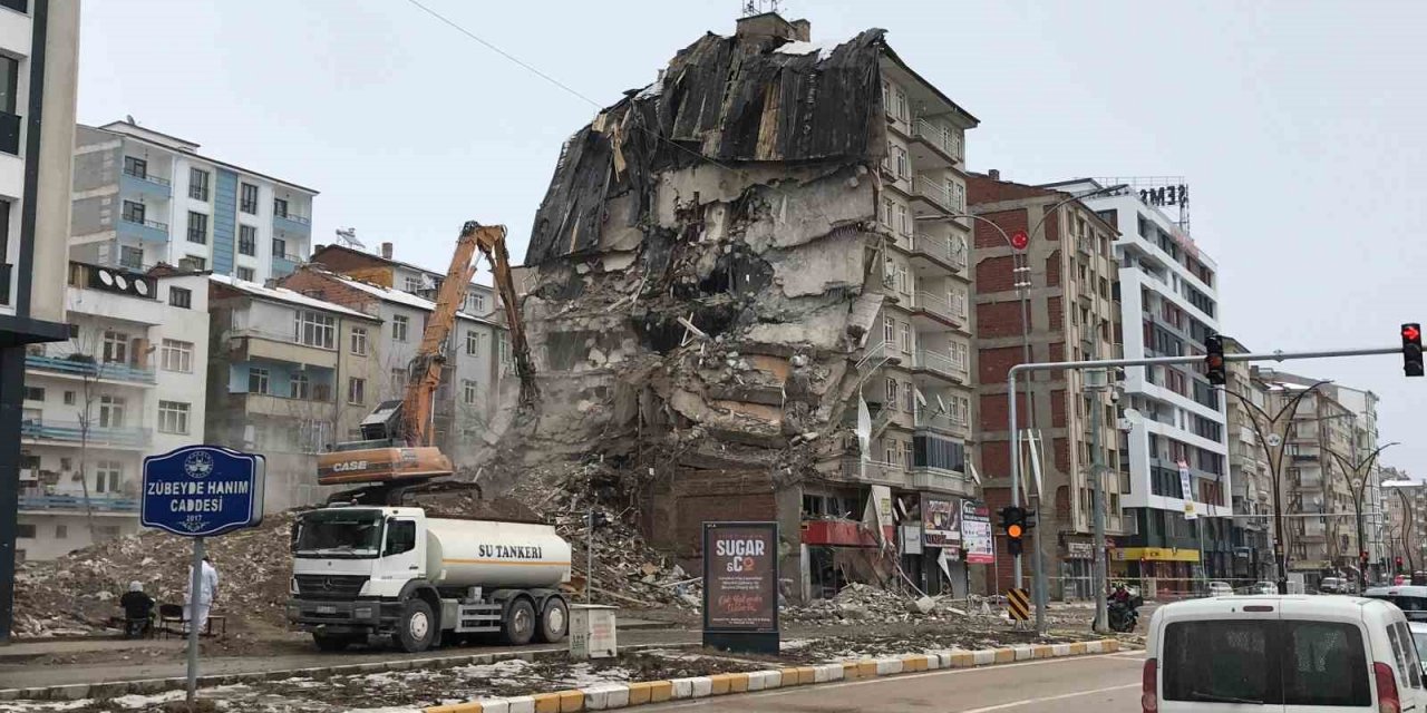 Elazığ’da ağır hasarlı bina sayısı 4 bin 73 oldu