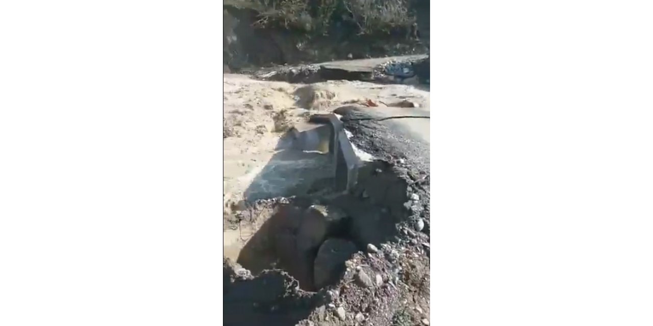 Kar sularının erimesiyle büzden yapılan köprü tekrar yıkıldı