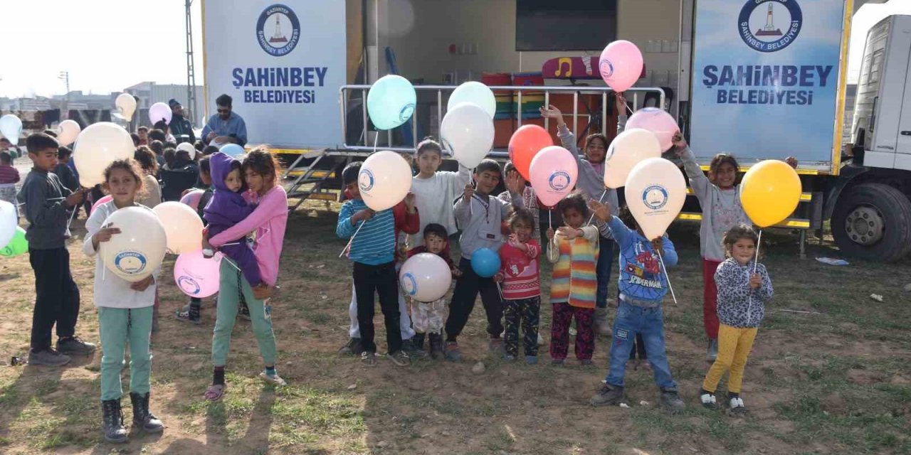 Nurdağı’ndaki depremzede çocuklara moral verdiler