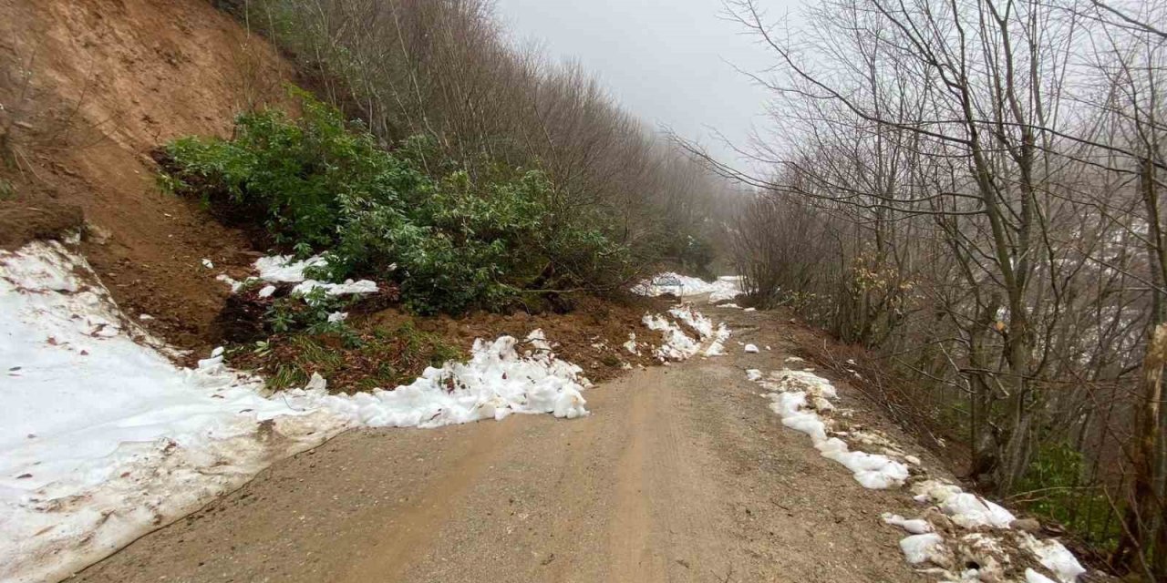 Kastamonu’da heyelan sebebiyle kapanan köy yolu ulaşıma açıldı