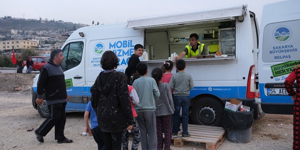 Deprem bölgesinde binlerce depremzedeye yemek ulaştırıyorlar