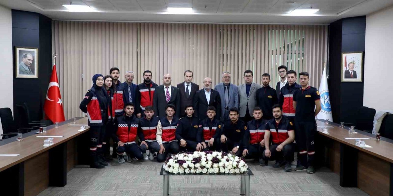 Arama kurtarma çalışmalarına katılan öğrencilerden Rektör Karamustafa’ya ziyaret