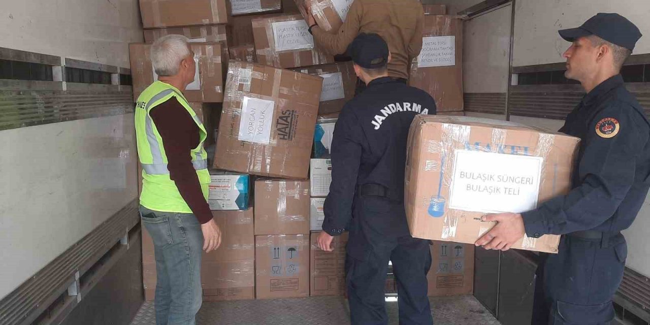 Jandarma personelleri depremzedelere yardım malzemesi gönderdi