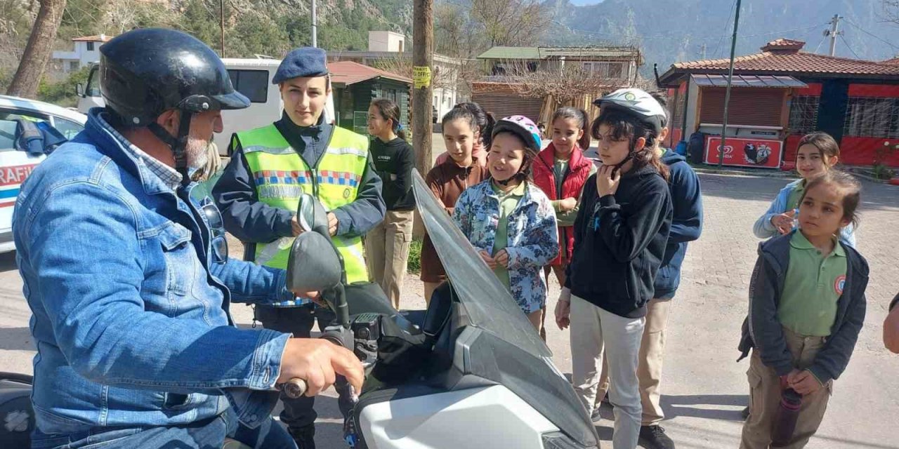 Jandarma öğrencilere kask eğitimi verdi