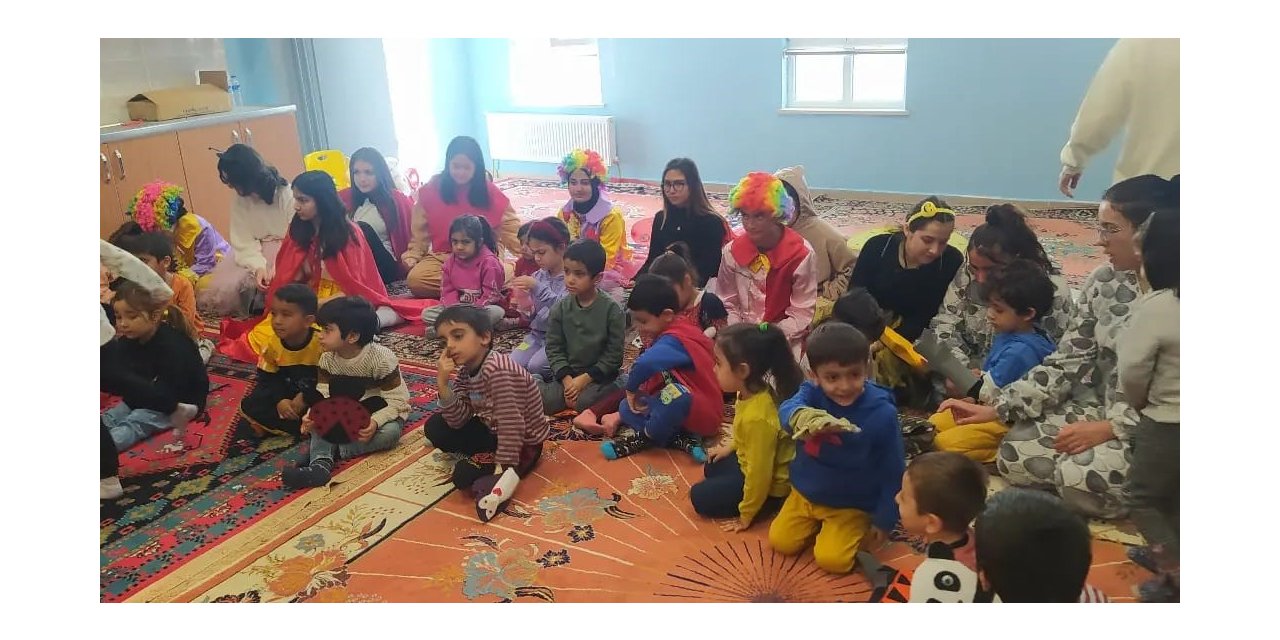 Burdurlu lise öğrencileri depremzede çocuklar için yüz boyama etkinliği düzenledi