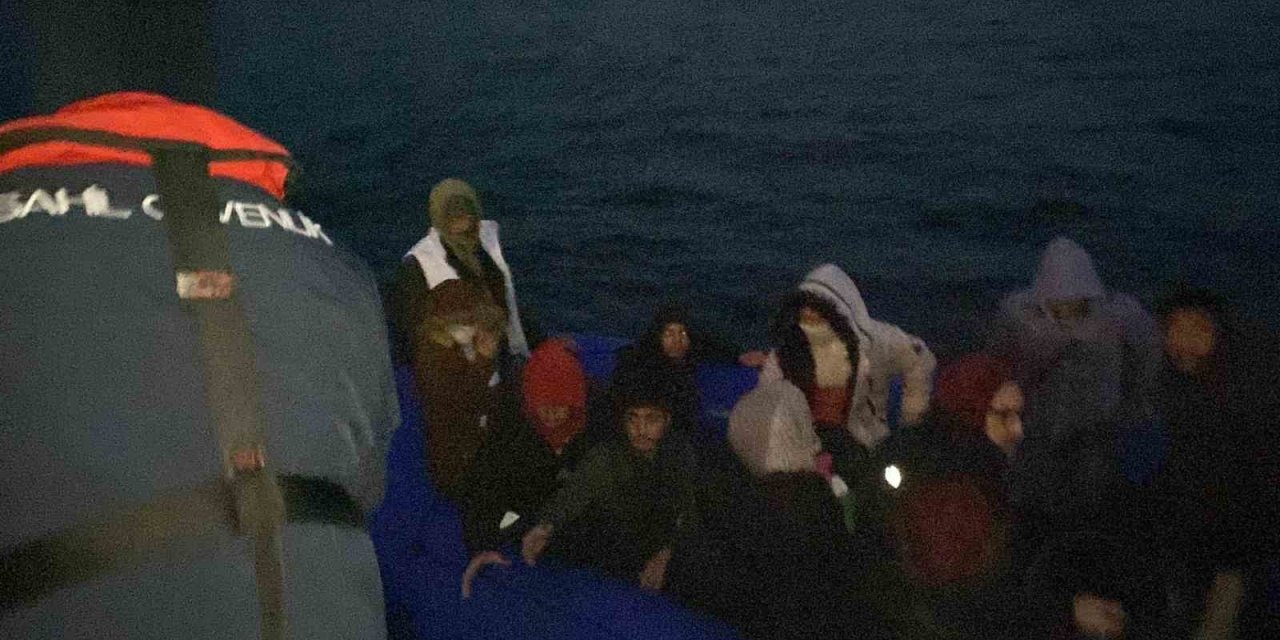 Motoru arızalanan lastik bottaki göçmenleri Sahil Güvenlik kurtardı