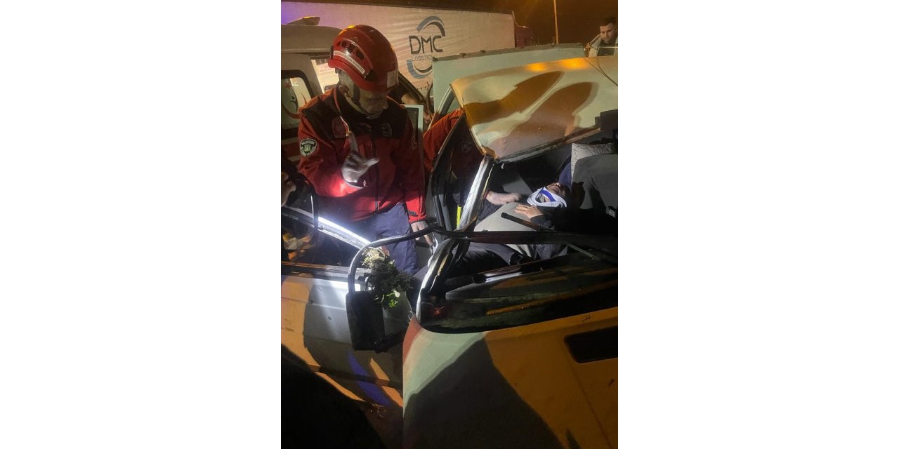 Balıkesir’de tırla ile otomobil çarpıştı, sıkışan sürücüsüyü itfaiye kurtardı