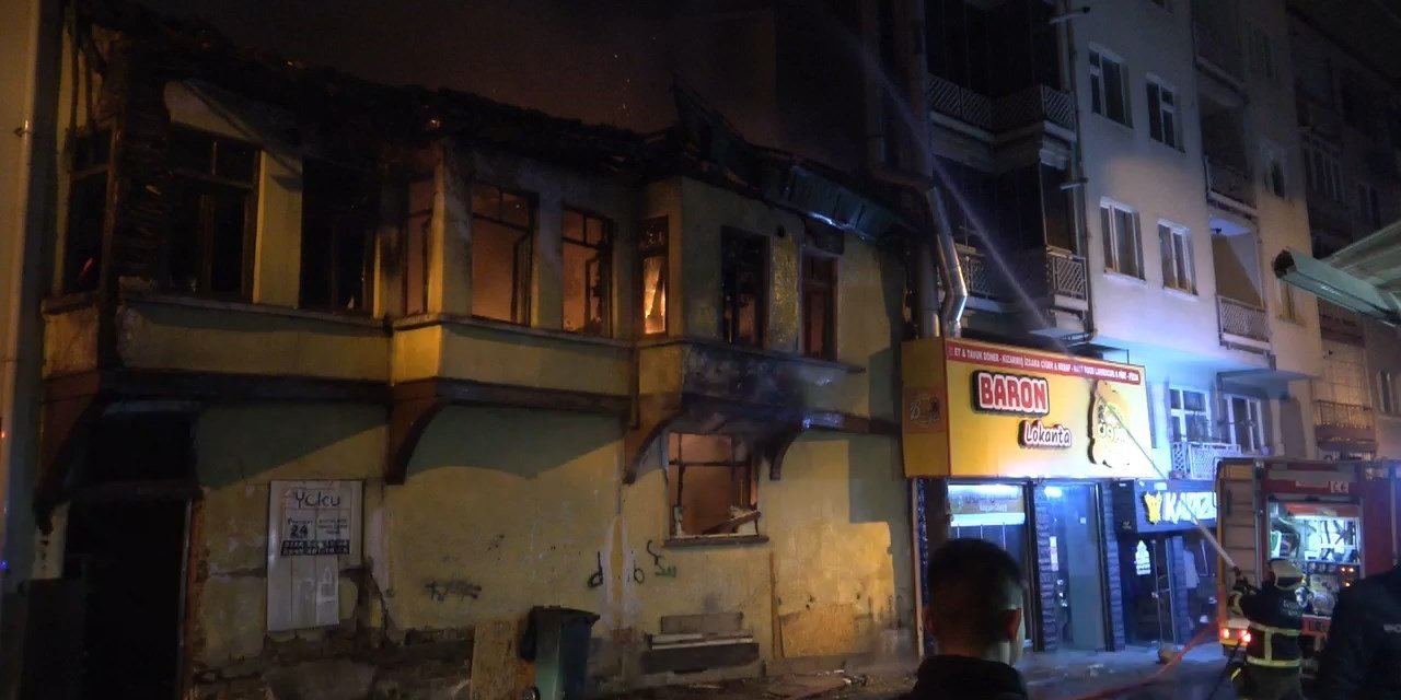 Bursa’da ahşap ev alevlere teslim oldu