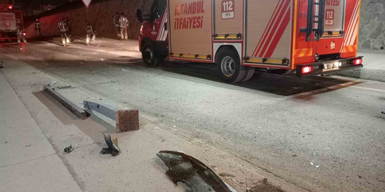 Başakşehir’de kontrolden çıkan otomobil demir parmaklıklara saplandı: 1’i ağır 3 yaralı