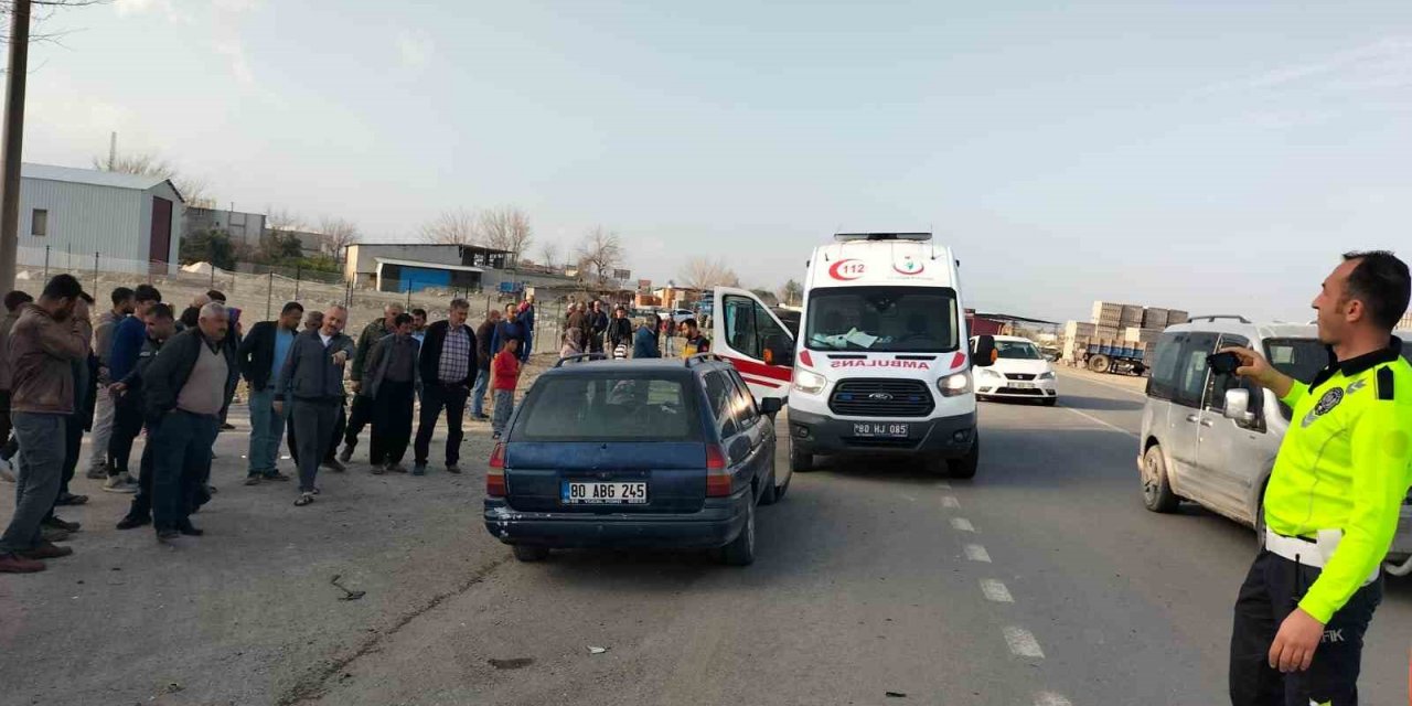 Osmaniye’de kamyonet otomobile çarptı