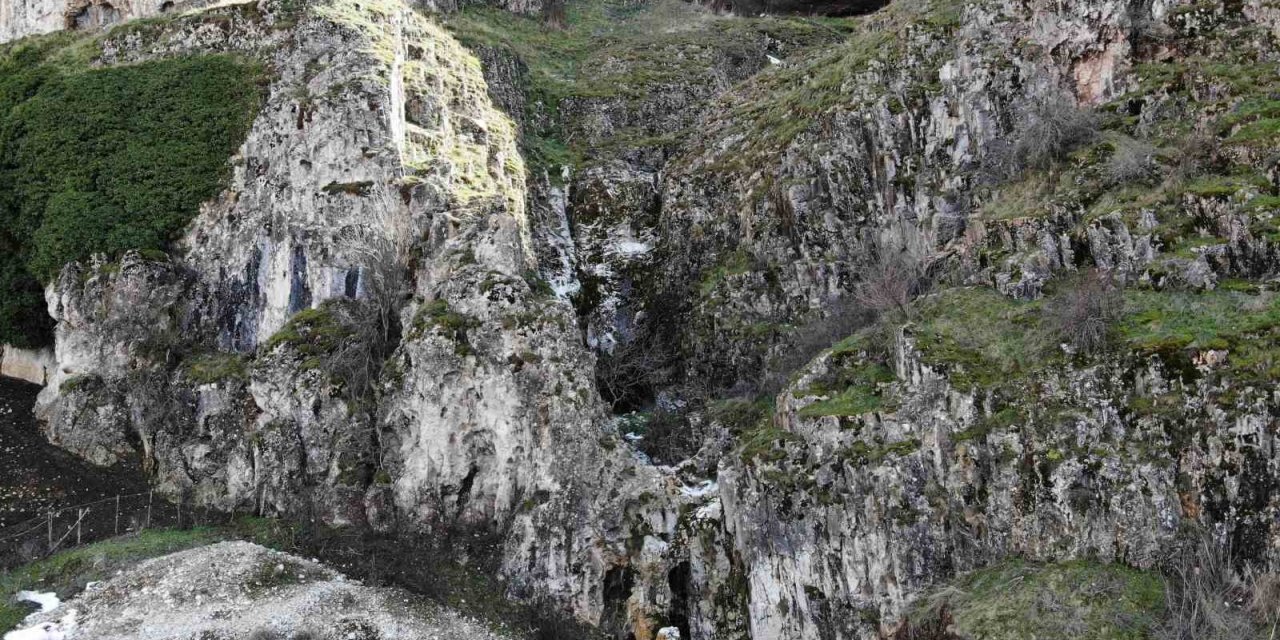 İnönü fayı üzerinde bulunan doğa harikasının emsalleri Alplerde ve İsviçre’de görülebiliyor