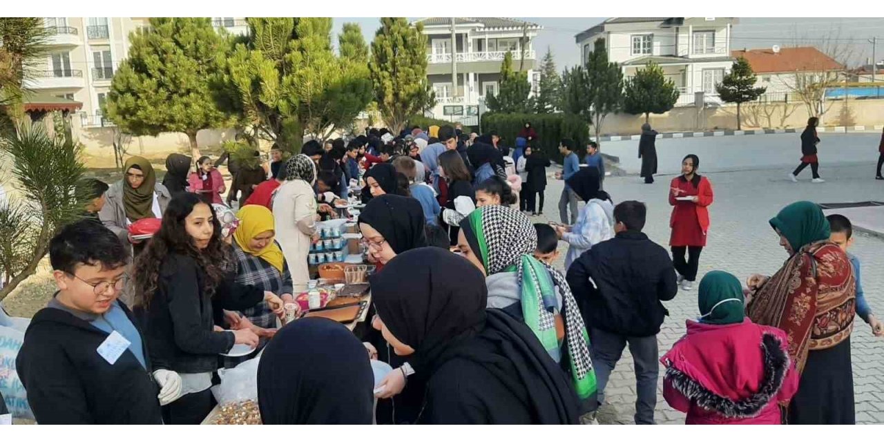 Hayır amaçlı satış yapılan pazar kurup depremzedeler için bağış topladılar