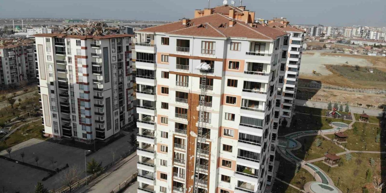 Ölümü göze alıp ağır hasarlı binadan eşyalarını çıkardılar