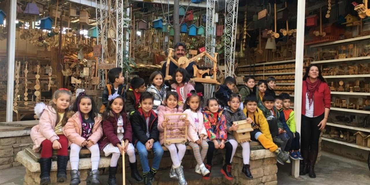 Boş vakitlerinde tahta oyuncaklar yapan tekstilci, çocukları sevindiriyor