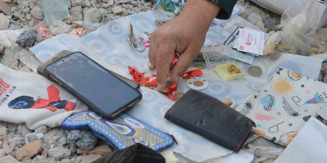 Enkazdan çıkan ziynet eşyaları, ölenlerin yakınlarına teslim edildi