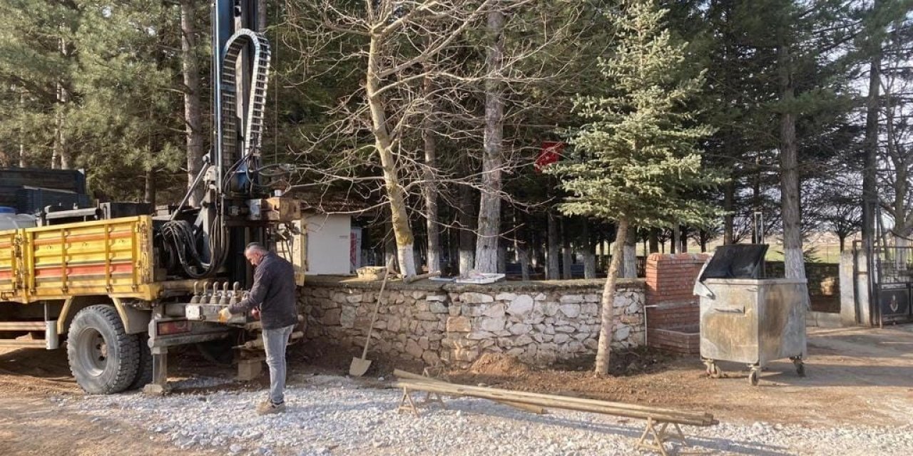 Altıntaş’ta şehitlik ve mezarlıkta bakım onarım çalışması