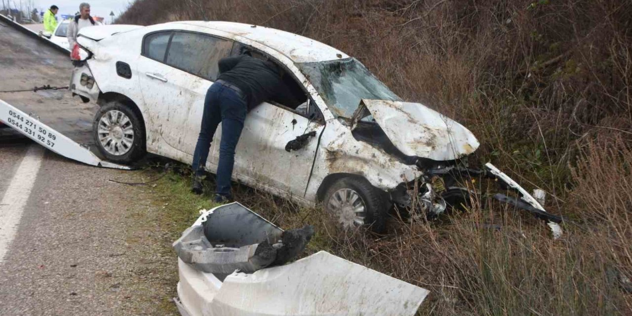 Kaygan yol kazaya sebebiyet verdi: 2 yaralı