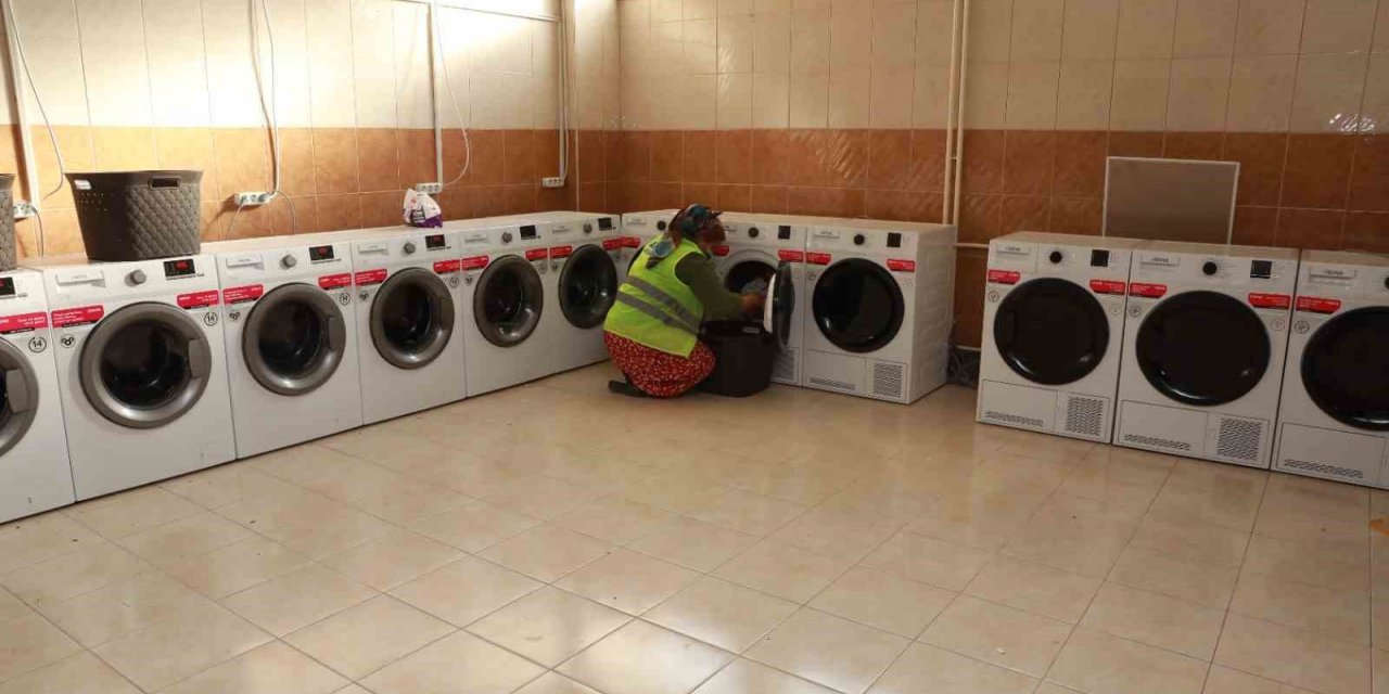Kayseri Büyükşehir’den deprem bölgesine çamaşır yıkama merkezi