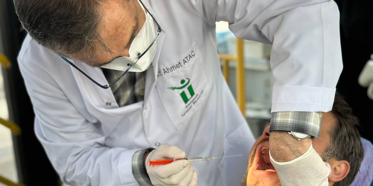 Tepebaşı Belediyesi’nin gönderdiği Mobil Diş Kliniği aracı, depremzedelere hizmet vermeye başladı