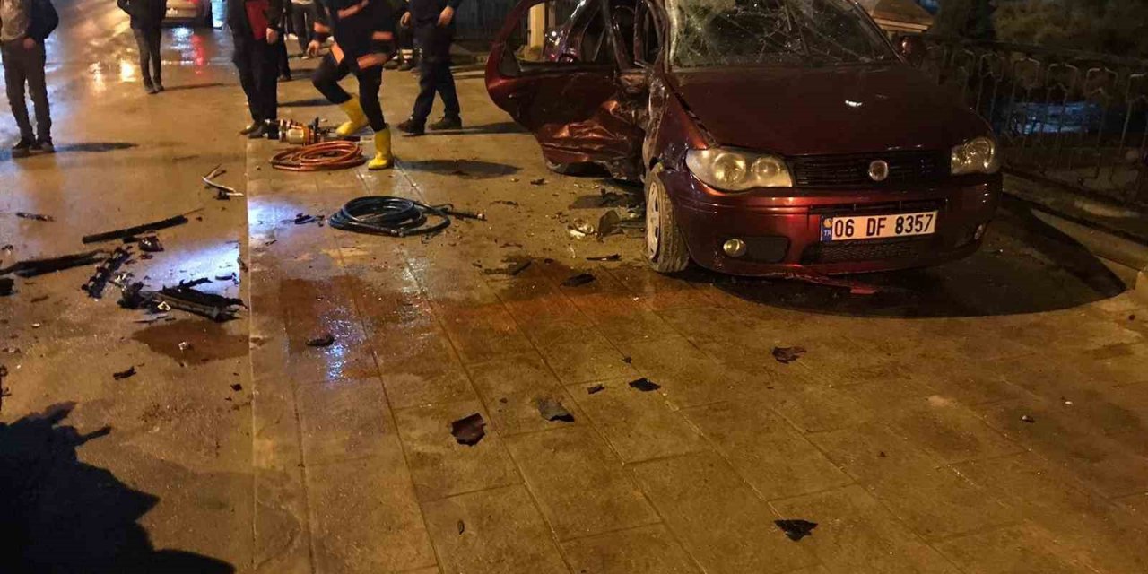 Boyabat’ta otomobil orta refüje çarptı: 4 yaralı