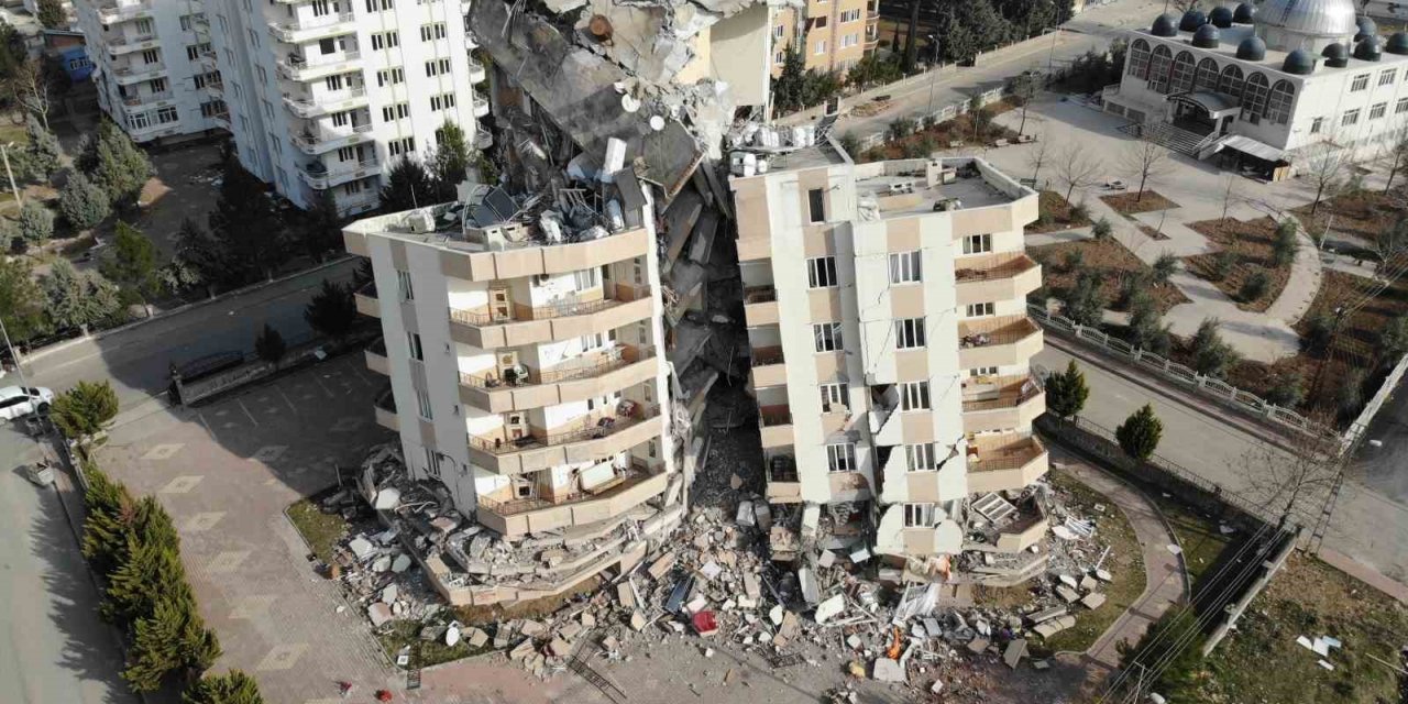 Birbirine yaslanan bloklar devrilmekten kurtuldu